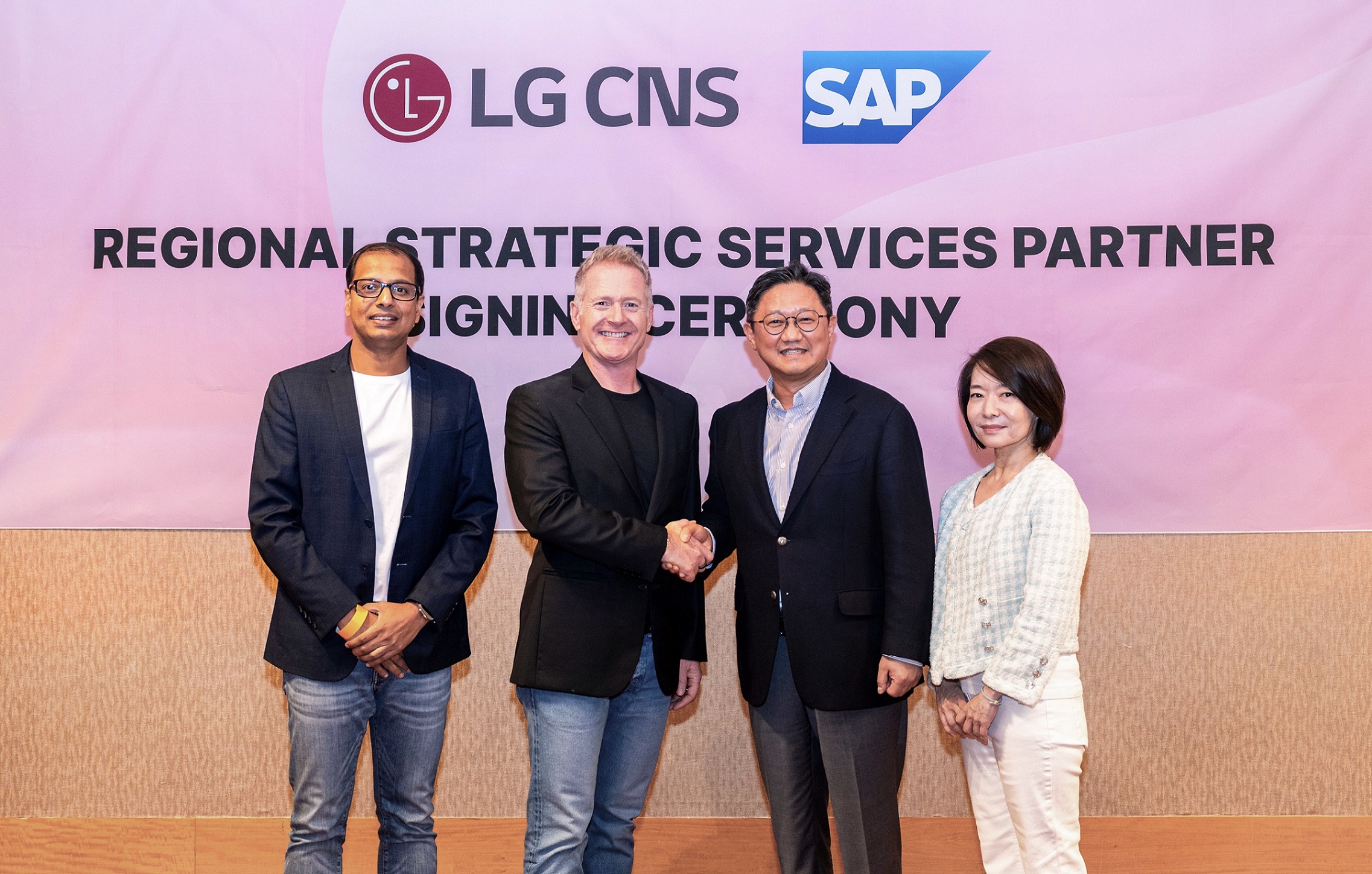 Photo-Hanshin-Nae-SVP-and-head-of-LG-CNS-Enterprise-Solution-Divisionsecond-from-right-poses-for-a-photo-with-SAP-executives.jpg